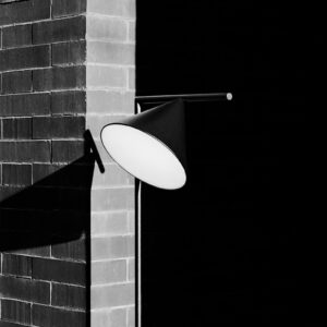 FLOS Captain Flint lampa stojąca 2700 K czarna