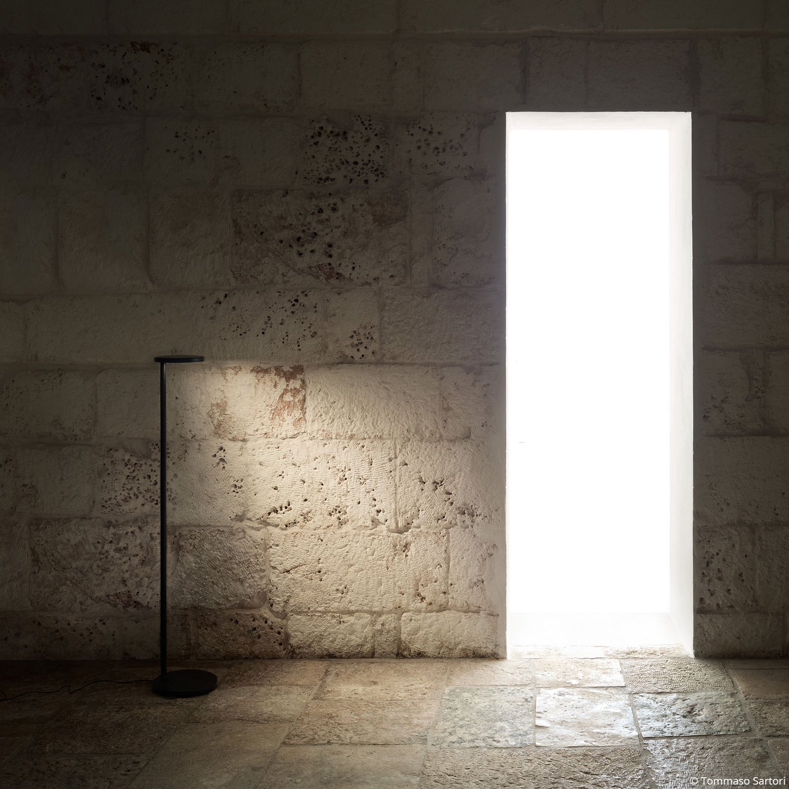 Lampa stojąca FLOS Oblique Floor LED 927 antracyt