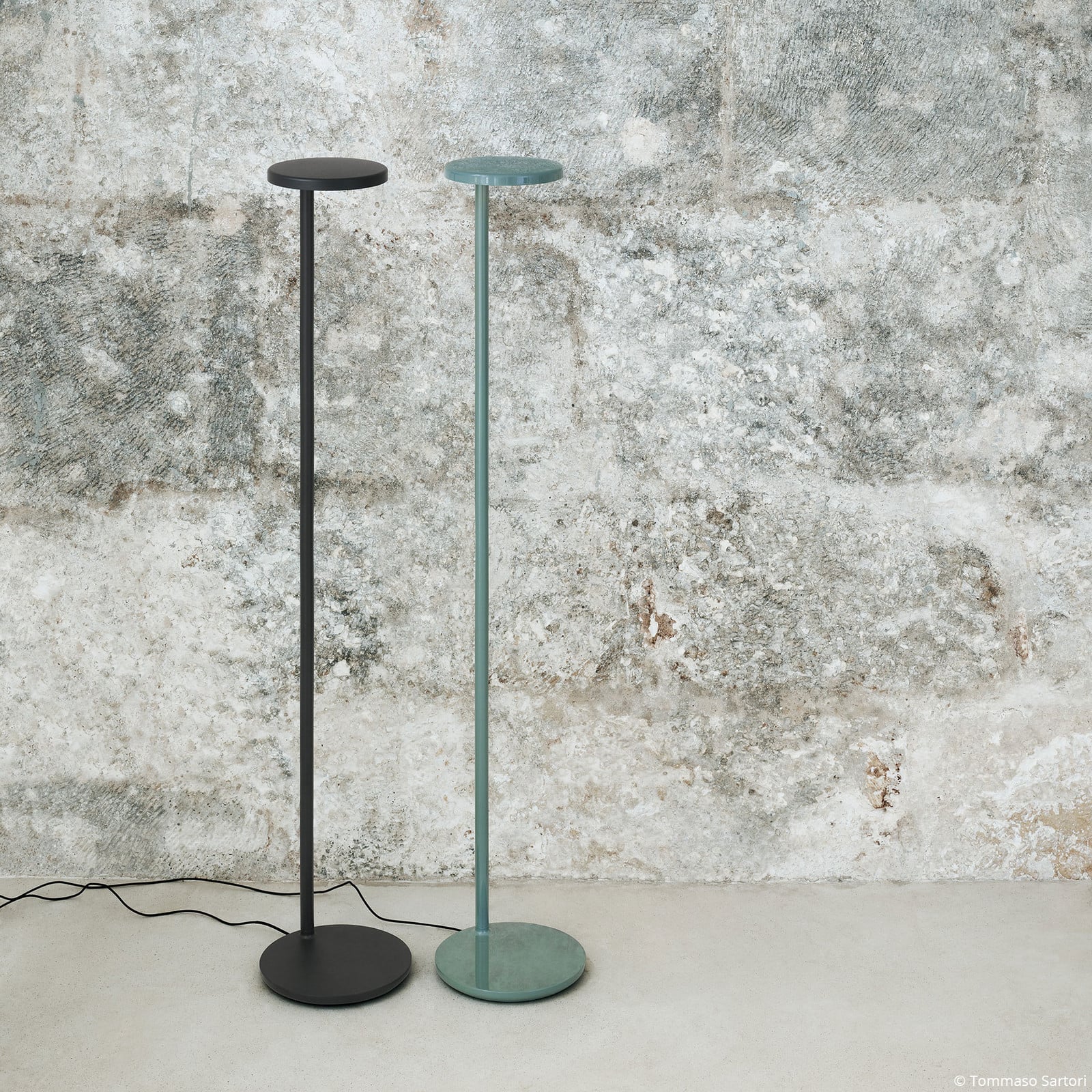 Lampa stojąca FLOS Oblique Floor LED 927 antracyt