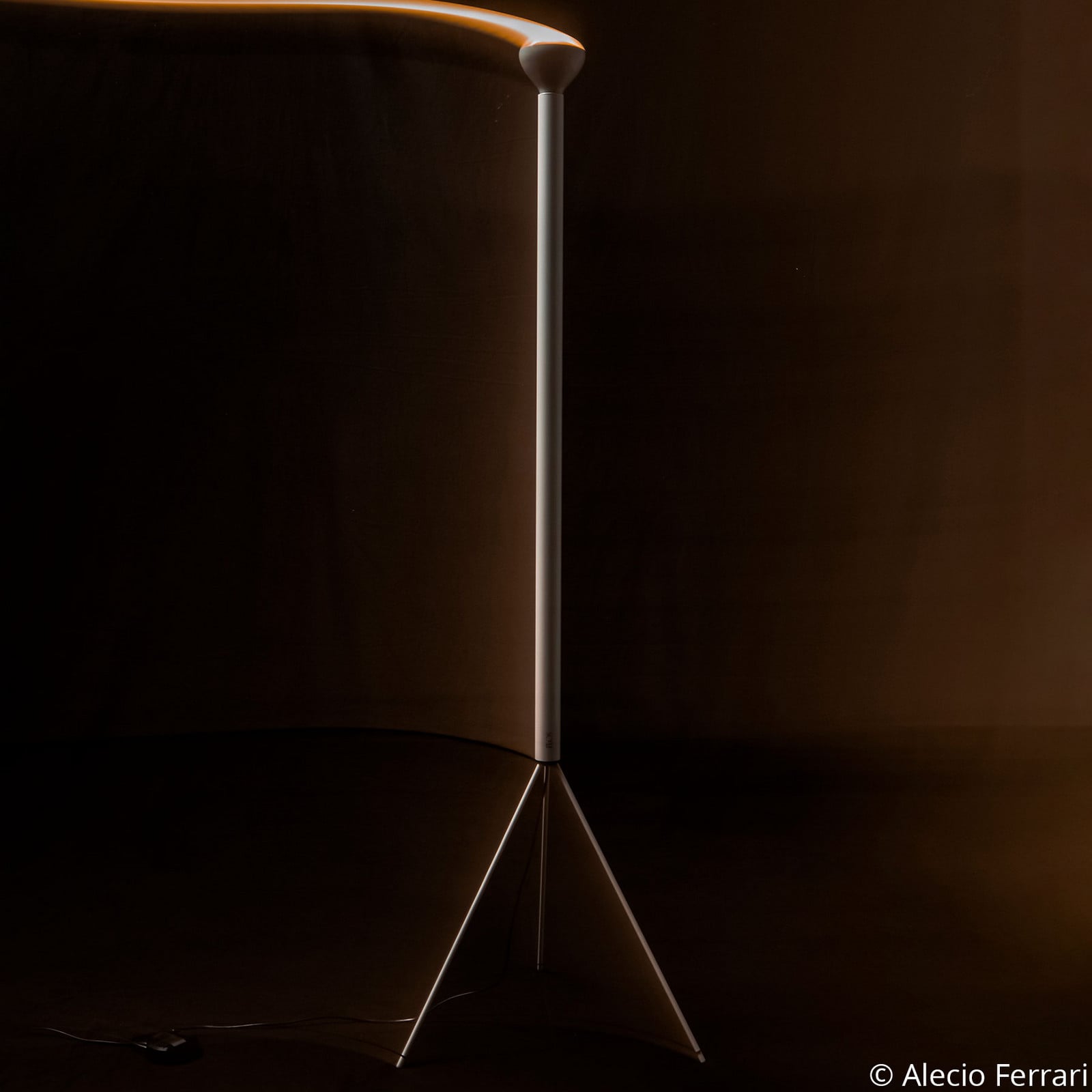 Lampa stojąca FLOS Luminator biały wysokość 189 cm metal