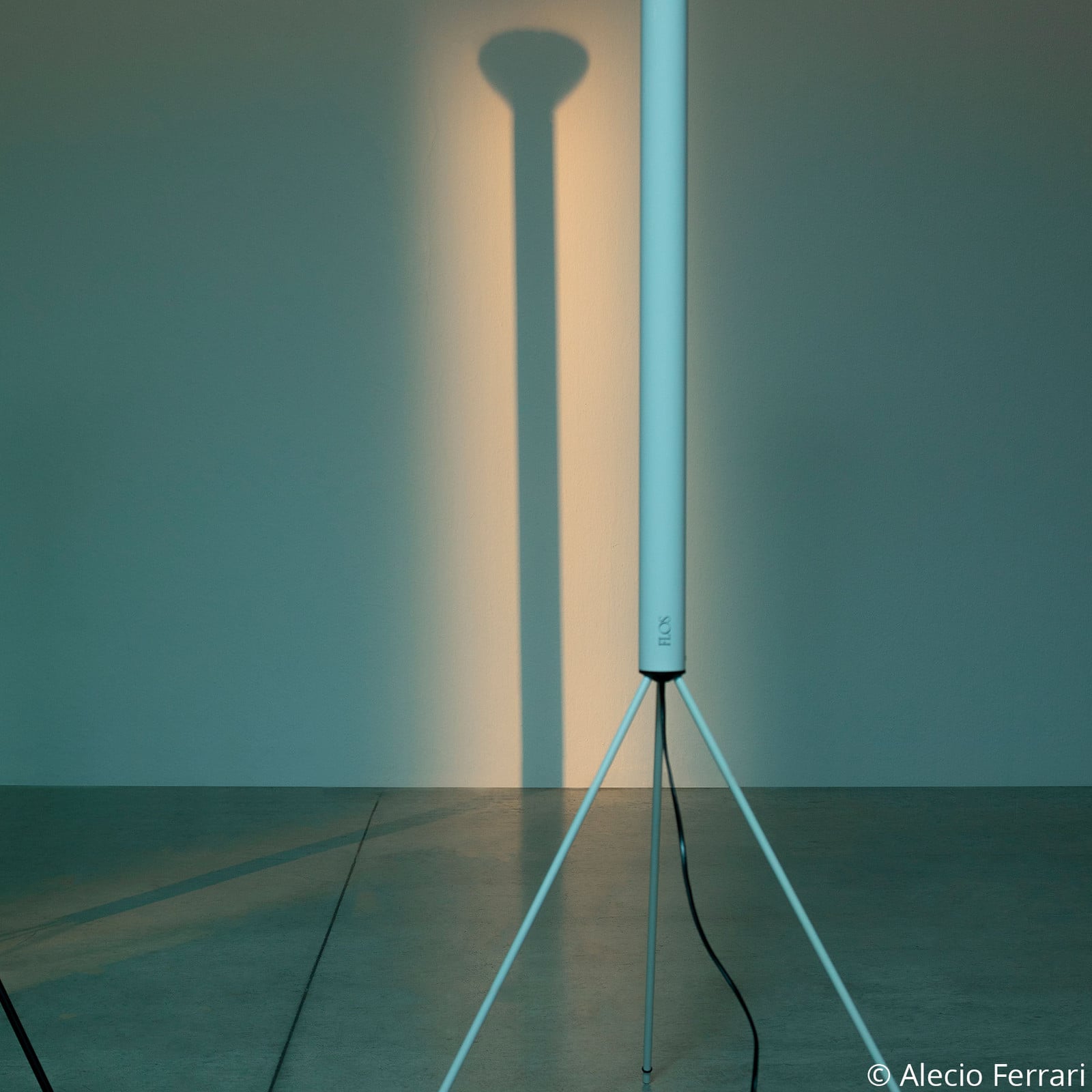 Lampa stojąca FLOS Luminator biały wysokość 189 cm metal