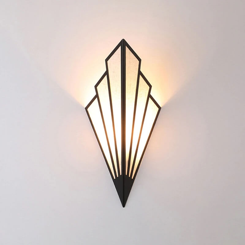 trójkątna lampa ścienna art deco czarna
