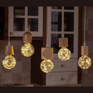 Drewniane lampy wiszące z żarówkami retro