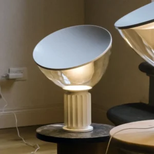 Mała lampa stołowa LED FLOS Taccia, biała