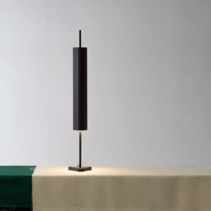 Lampa stołowa LED FLOS Emi, ciemnoczerwona, ściemniana, wysokość 114 cm