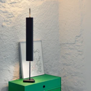 Lampa stołowa LED FLOS Emi, ciemnoniebieska, ściemniana, wysokość 114 cm