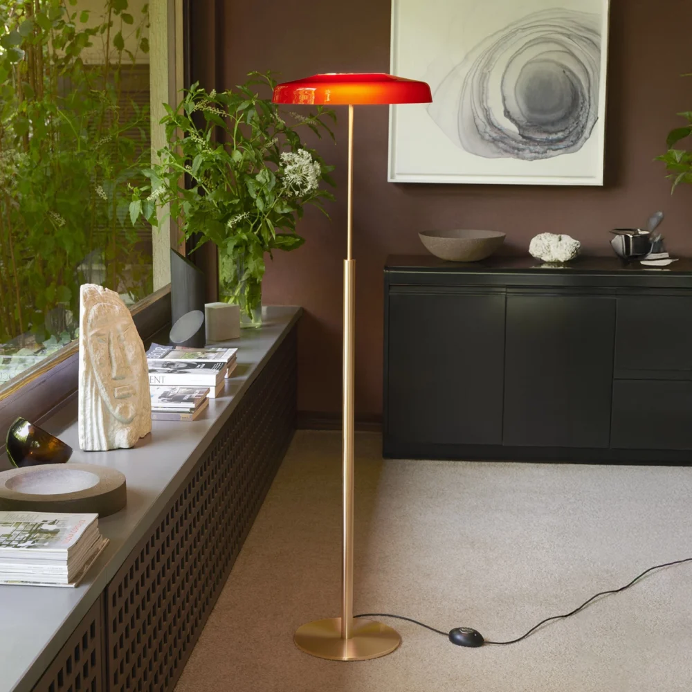 Oluce Lampa stojąca LED Dora, złota/czerwona, metal, PMMA
