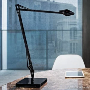 FLOS Kelvin Edge - czarna lampka biurkowa LED