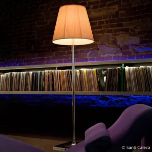 Lampa stojąca FLOS KTribe F2 z materiałowym kloszem, beżowa