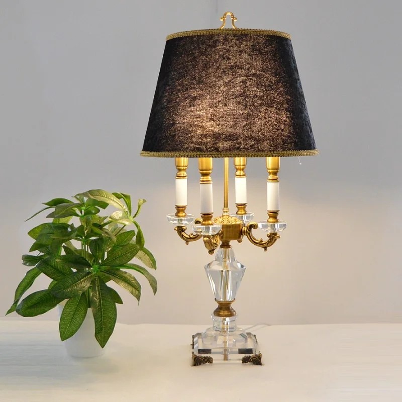 Kryształowa lampa stołowa z abażurem, 4x E14, wys. 73 cm 3 Lampa z czarnym abażurem i kryształową kolumną