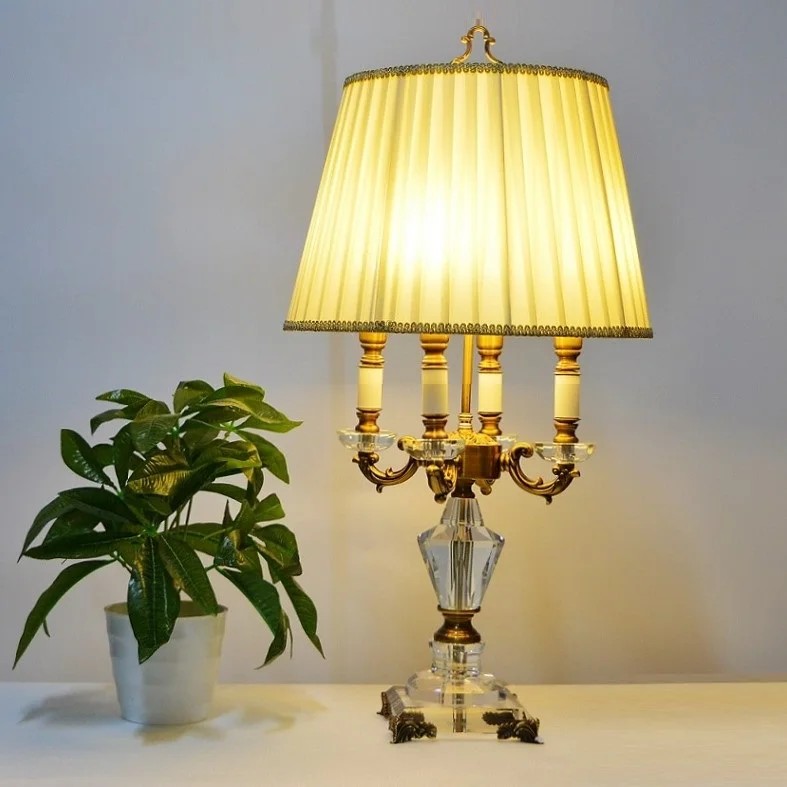 Kryształowa lampa stołowa z abażurem, 4x E14, wys. 73 cm 4 Zapalona lampa z beżowym abażurem