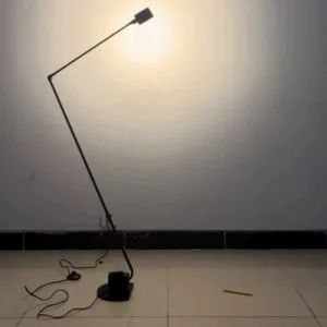 Lampa podłogowa LED z regulowanym ramieniem, styl włoski – zdjęcie 1