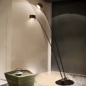 Lampa podłogowa LED z wygiętym masztem – zdjęcie 2