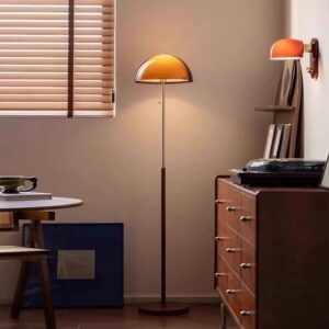 Lampa podłogowa vintage obok komody