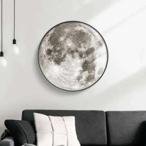Lampa ścienna księżyc LED nad kanapą w salonie