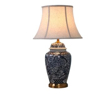 Lampa z biało-niebieskim wazonem i abażurem dzwonowym