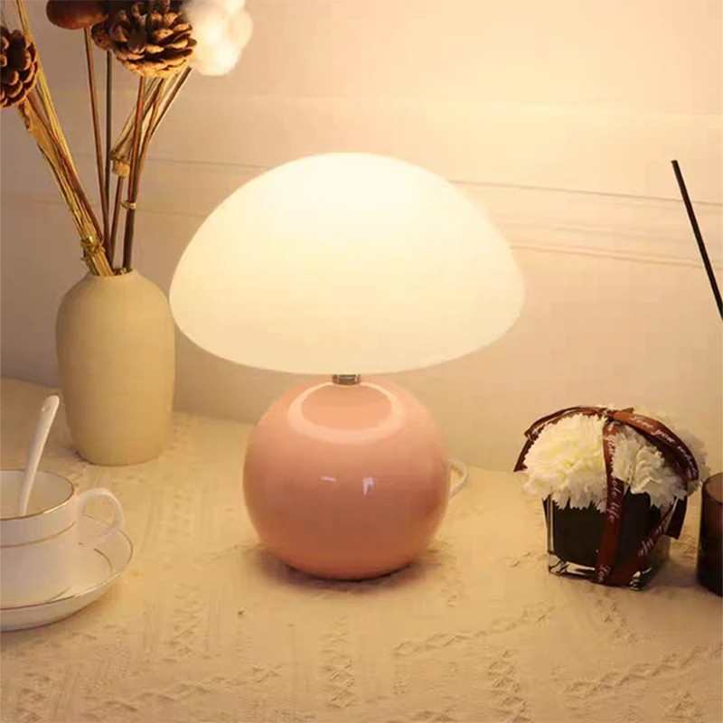 Lampa stołowa ceramiczna grzybek z kulistą podstawą, G9 4 Różowa lampa stołowa na stoliku obok wazonu