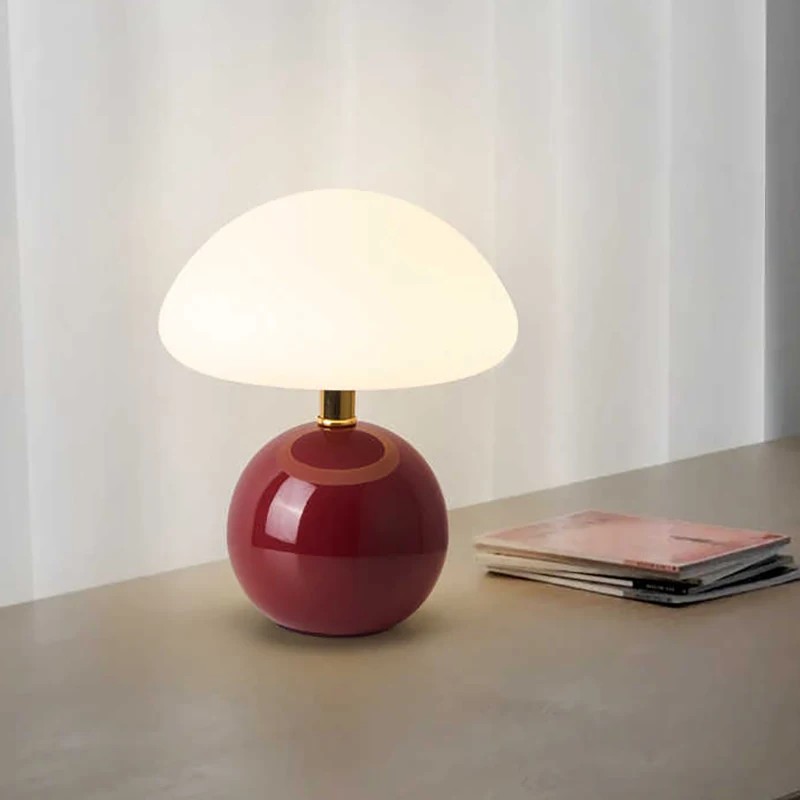 Lampa stołowa ceramiczna grzybek z kulistą podstawą, G9 5 Bordowa lampa ceramiczna na biurku przy oknie