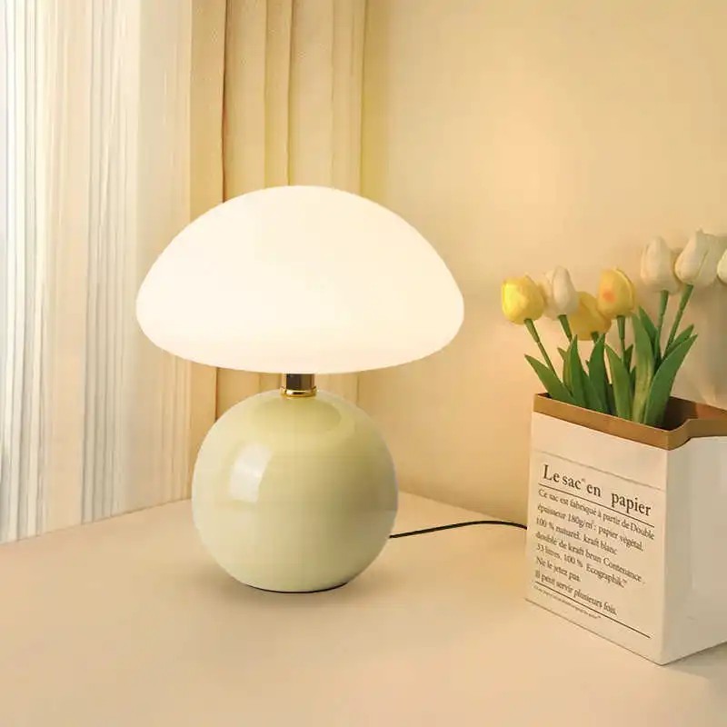 Lampa stołowa ceramiczna grzybek z kulistą podstawą, G9 6 Pistacjowa lampa stołowa obok tulipanów