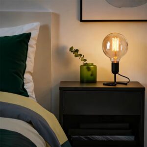 lampa stołowa loft Edison na szafce nocnej