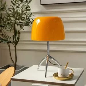Lampa stołowa ze szklanym kloszem na trójnogu – zdjęcie 1