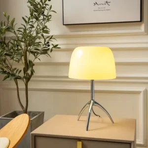 Lampa stołowa ze szklanym kloszem na trójnogu – zdjęcie 2