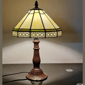 Zapalona lampa witrażowa na stole