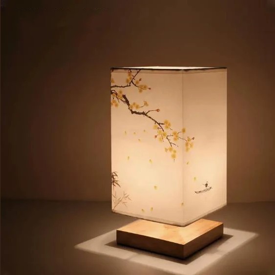 Lampa stołowa z malowanym abażurem, drewniana podstawa, wys. 27 cm 4 Lampa z abażurem w żółte kwiaty