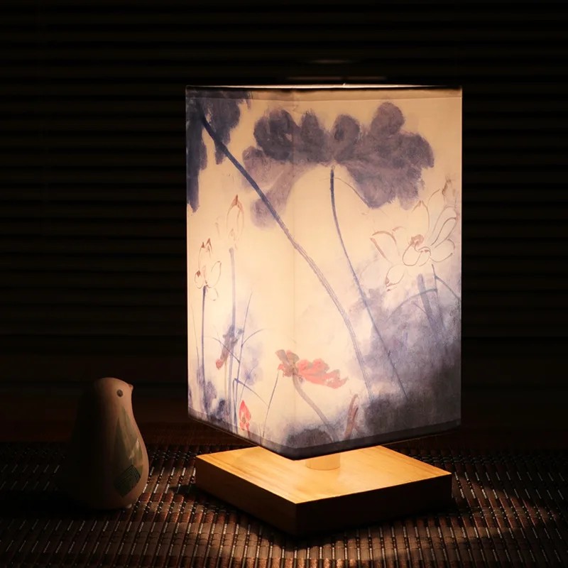 Lampa stołowa z malowanym abażurem, drewniana podstawa, wys. 27 cm 5 Abażur z liśćmi lotosu