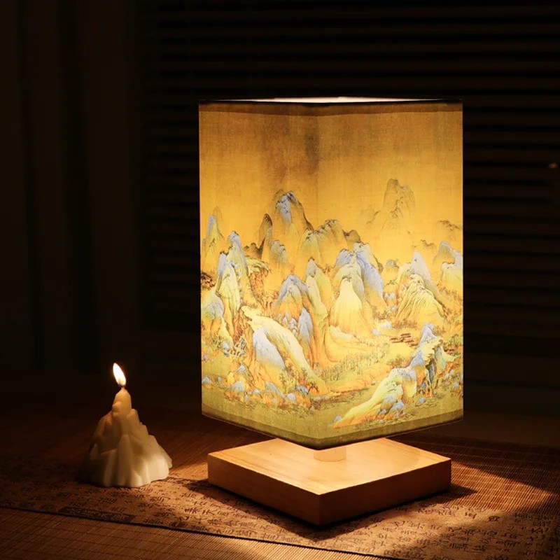 Lampa stołowa z malowanym abażurem, drewniana podstawa, wys. 27 cm 6 Lampa z abażurem w złote góry