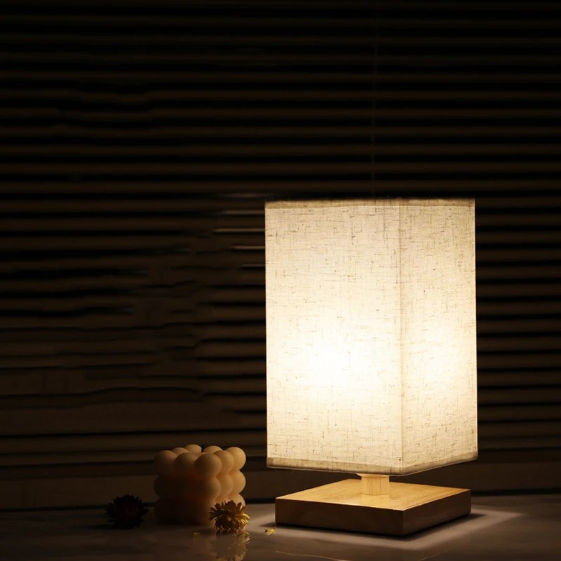 Lampa stołowa z malowanym abażurem, drewniana podstawa, wys. 27 cm 7 Lampa z gładkim kremowym abażurem