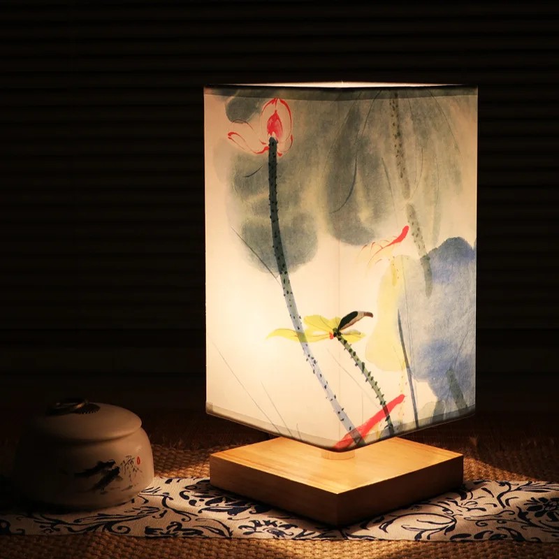 Lampa stołowa z malowanym abażurem, drewniana podstawa, wys. 27 cm 8 Abażur z kwiatem lotosu