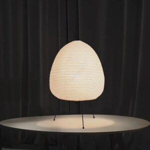 lampa stołowa z papieru ryżowego na trójnogu