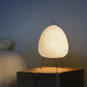 Lampa z papierowym kloszem na drewnianym postumencie
