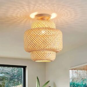 Bambusowa lampa sufitowa świecąca w salonie