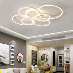 Lampa sufitowa geometryczna LED z pięcioma białymi okręgami w salonie