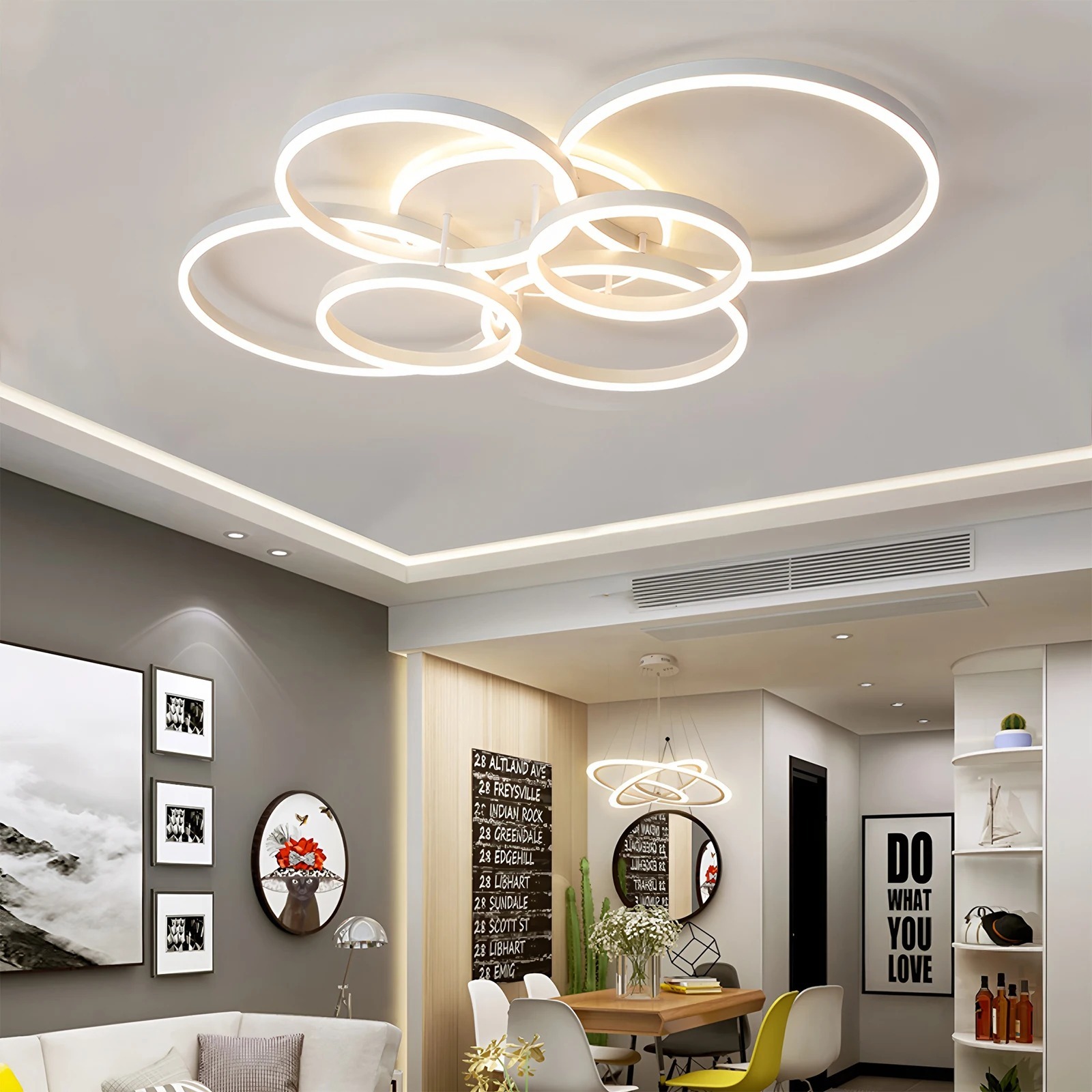 Lampa sufitowa geometryczna LED, 5 okręgów, 110 cm, z pilotem 1 Lampa sufitowa geometryczna LED z pięcioma białymi okręgami w salonie