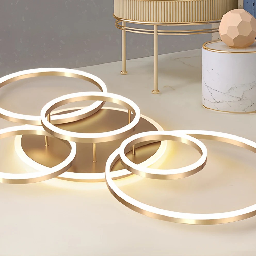 Lampa sufitowa geometryczna LED, 5 okręgów, 110 cm, z pilotem 4 Złota lampa sufitowa z okręgów nad stołem