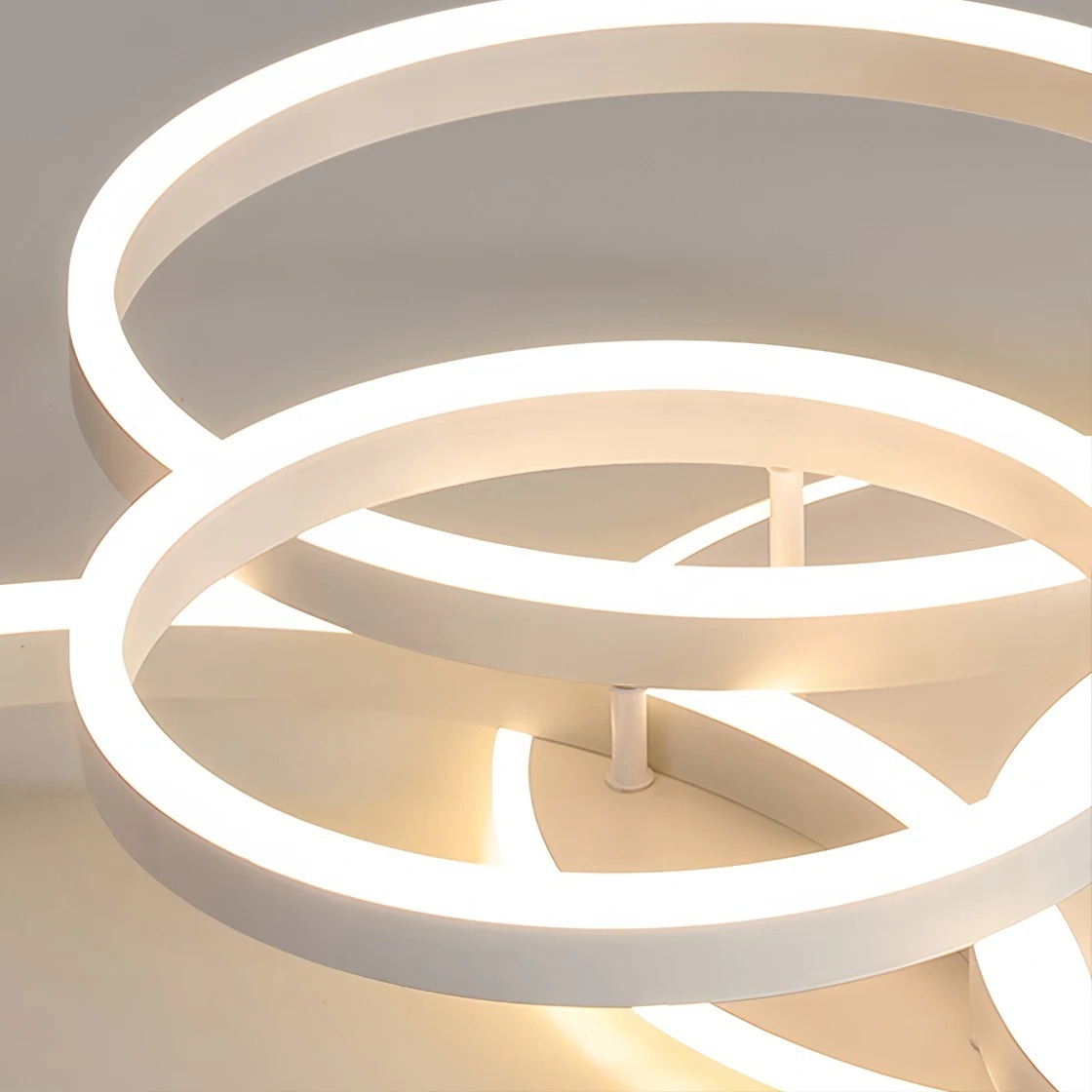 Lampa sufitowa geometryczna LED, 5 okręgów, 110 cm, z pilotem 5 Zbliżenie na akrylowe okręgi lampy