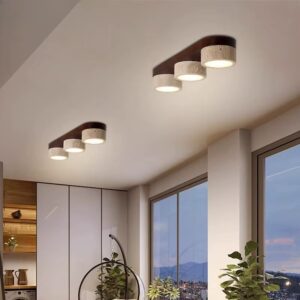 lampa sufitowa trawertyn i drewno w korytarzu