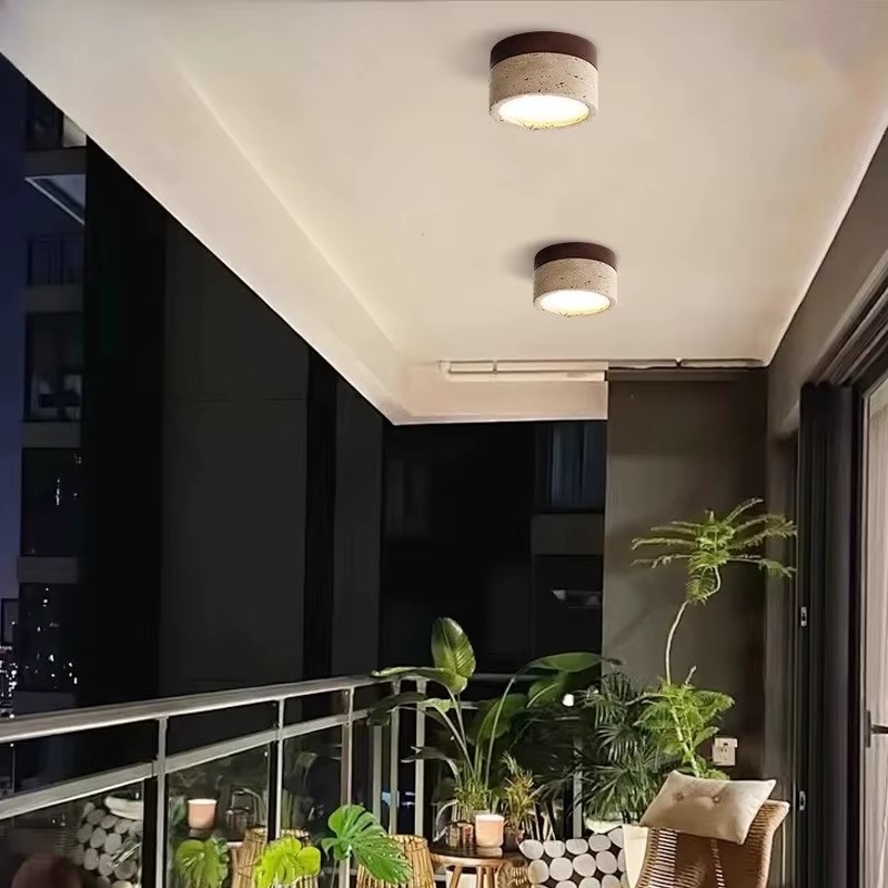 Lampa sufitowa trawertyn i drewno, 2–4 punkty LED na listwie 3 Oprawy z trawertynu na zabudowanym balkonie