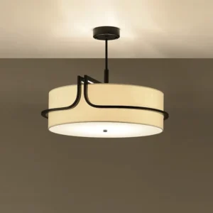 Lampa sufitowa z abażurem z tkaniny i czarną ramą – zapalona