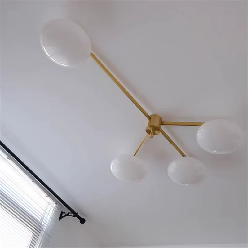 Lampa sufitowa z mlecznymi dyskami na prostych ramionach, 3–6 kloszy 5 Lampa sufitowa z mlecznymi dyskami na prostych ramionach, 3–6 kloszy – zdjęcie 5