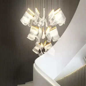 Lampa wisząca LED z falowanych akrylowych płatków nad schodami