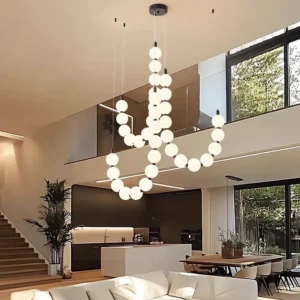 Lampa wisząca LED z mlecznych kul na schody i do salonu z antresolą