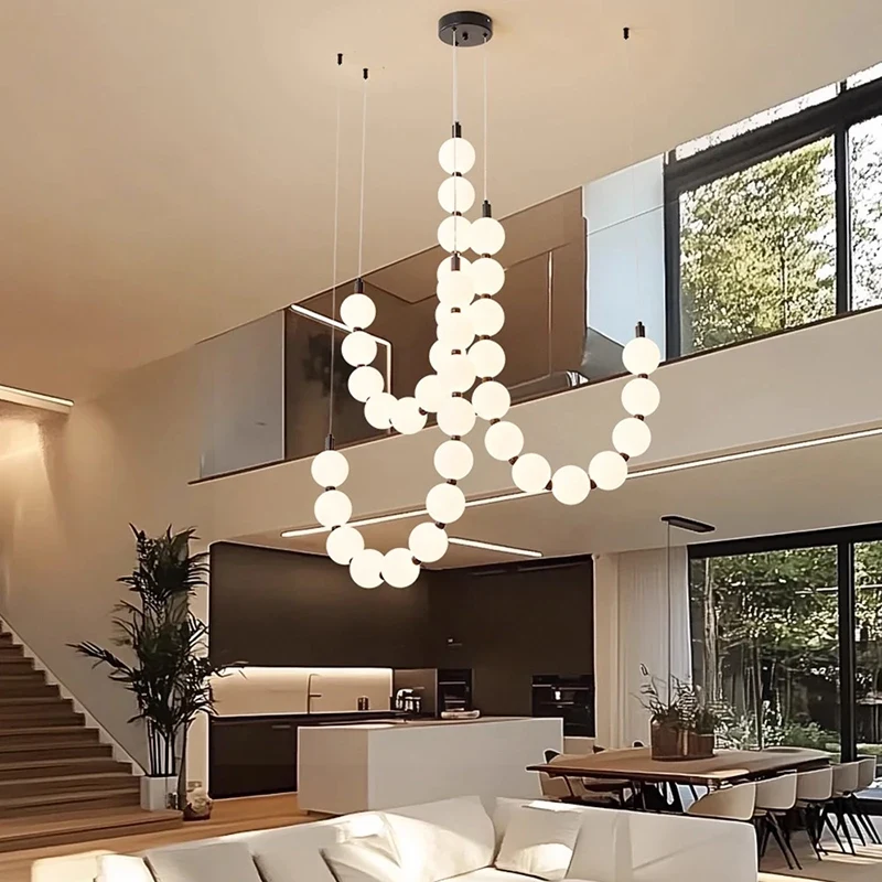 Lampa wisząca LED na schody, sznury mlecznych kul, 2–3 szt., wys. 150 cm 1 Lampa wisząca LED z mlecznych kul na schody i do salonu z antresolą