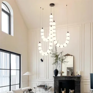 Lampa wisząca LED ze sznurami mlecznych kul w wysokim salonie