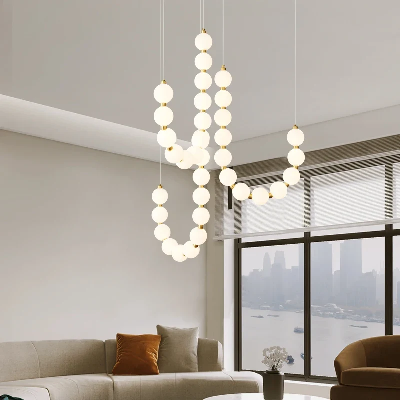 Lampa wisząca LED na schody, sznury mlecznych kul, 2–3 szt., wys. 150 cm 4 Lampa wisząca z kul w kształcie litery U w salonie
