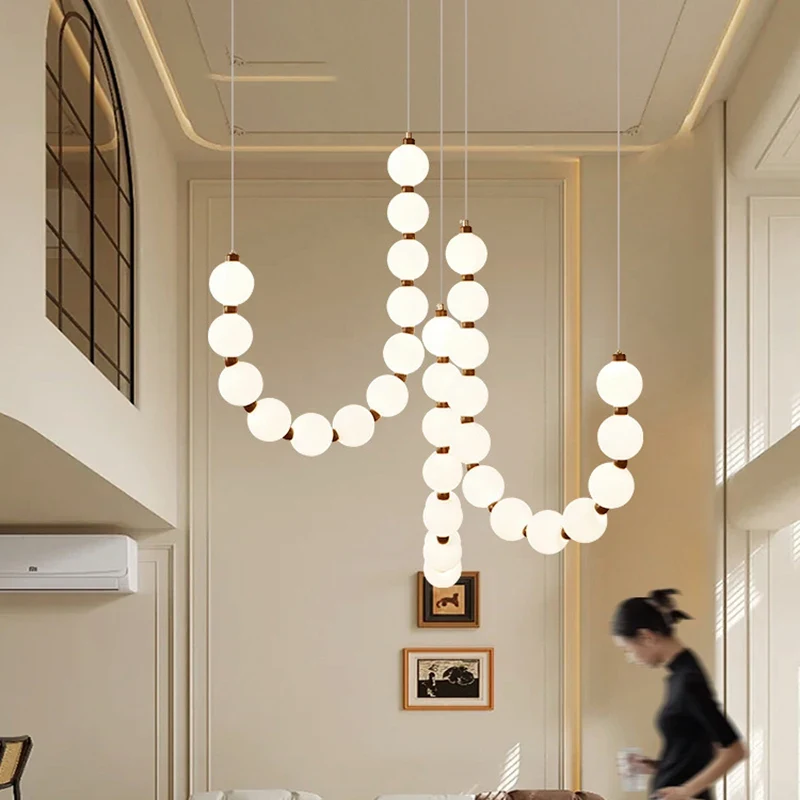 Lampa wisząca LED na schody, sznury mlecznych kul, 2–3 szt., wys. 150 cm 5 Dwa sznury mlecznych kul LED pod wysokim sufitem