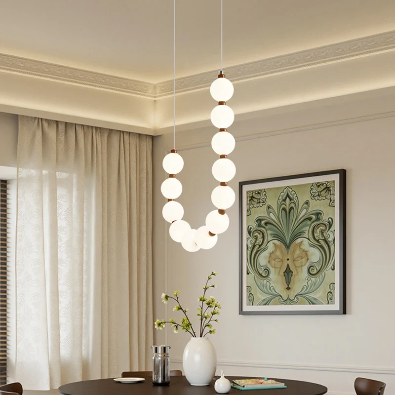 Lampa wisząca LED na schody, sznury mlecznych kul, 2–3 szt., wys. 150 cm 6 Lampa wisząca LED z kul nad stołem w jadalni